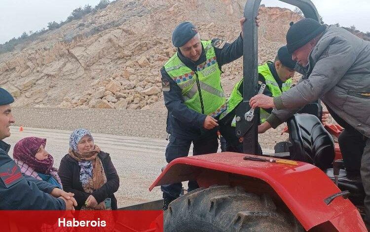 Bilecik Jandarması'ndan traktör şoförlerine 'reflektör' uyarısı - Haberois Bilecik Jandarması'ndan traktör şoförlerine 'reflektör' uyarısı