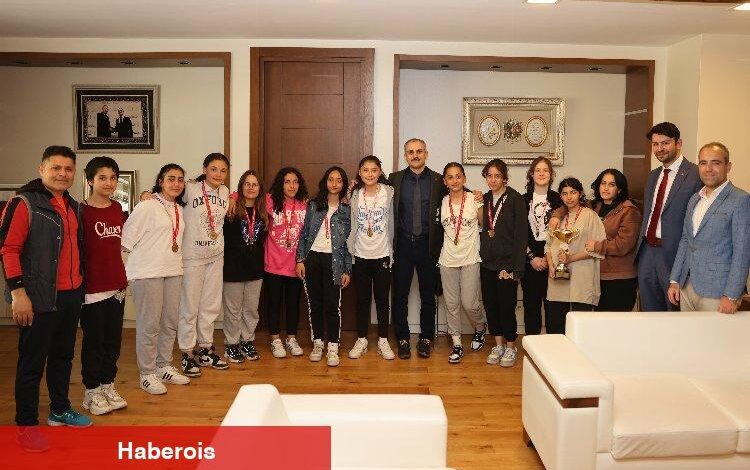 Başkan Çiftçi, Çayırovalı şampiyonlarını ağırladı