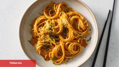 Cömertçe Tereyağlı Gochujang Noodles'a Yol Açın