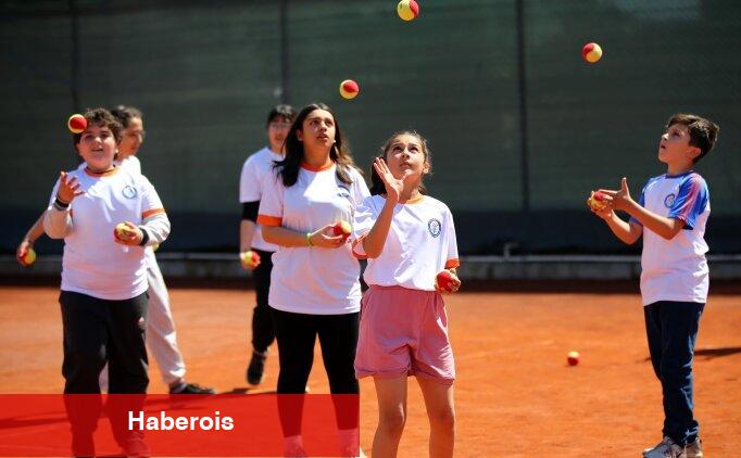 Mersin'deki depremzede çocuklar günlerini tenis kursunda geçiriyor - Haberois Mersin'deki depremzede çocuklar günlerini tenis kursunda geçiriyor