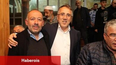 Nevşehir Belediye Başkanı Dr. Mehmet Savran, AK Parti İl Başkanı Ali Kemikkıran ile birlikte teravih namazı sonrasında vatandaşlara kandil simidi dağıttı