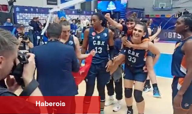 Prag'da Türk bayrağına karşı çirkin tavır - Haberois Prag'da Türk bayrağına karşı çirkin tavır