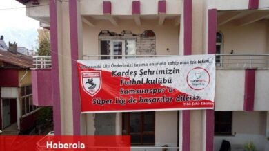 Samsun'dan gelen sarsıntı yardımını unutmayan Elbistanlı aile, meskenine Samsunspor pankartı astı