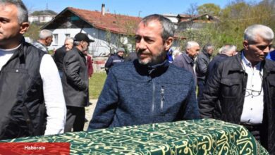 Ünlü oyuncu Şehsuvar Aktaş'ın babası ve üvey annesi son seyahatine uğurlandı! - Haberois Ünlü oyuncu Şehsuvar Aktaş'ın babası ve üvey annesi son seyahatine uğurlandı!