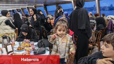 Üsküdar'da Yaklaşık 300 Depremzede İftarını Boğazda, Valide Sultan Gemisi'nde Yaptı