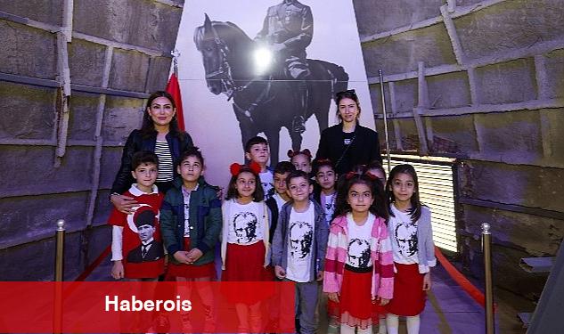 Atatürk Maskı'ndaki sergiye miniklerden ziyaret - Haberois Atatürk Maskı'ndaki sergiye miniklerden ziyaret