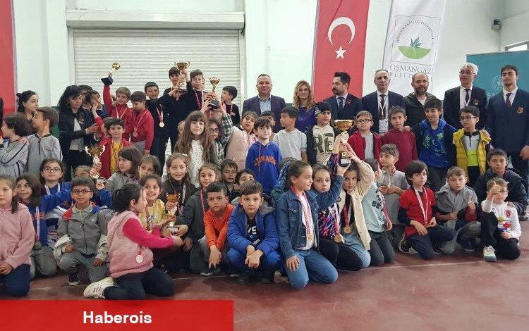 Bursa'da minik satranç tutkunları kupalandı
