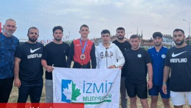 İzmit'in güreşçileri gururlandırıyor