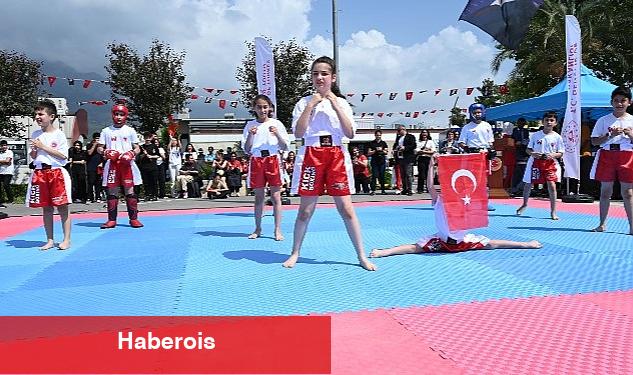 Kemer'de 19 Mayıs Atatürk'ü Anma, Gençlik ve Spor Bayramı töreni yapıldı - Haberois Kemer'de 19 Mayıs Atatürk'ü Anma, Gençlik ve Spor Bayramı töreni yapıldı