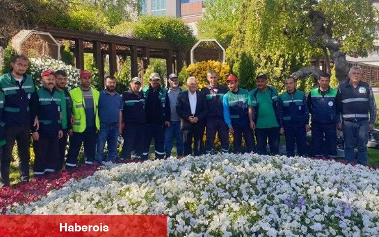 Memduh Büyükkılıç parkta çim biçti