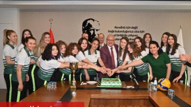 Şampiyon Manisalı voleybolculardan Başkan Ergün'e ziyaret - Haberois Şampiyon Manisalı voleybolculardan Başkan Ergün'e ziyaret