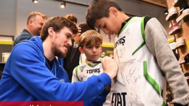 TOFAŞlı basketbolcular imza dağıttı