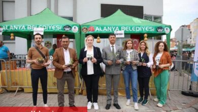 Üreticiye su ve lif kabağı fidesi