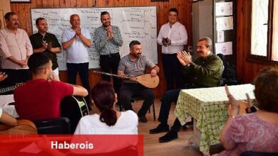 Başkan Soner Çetin kursiyerlerle türkü söyledi - Haberois Başkan Soner Çetin kursiyerlerle türkü söyledi