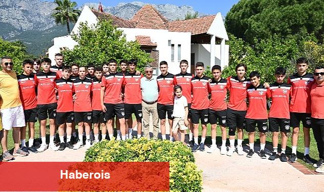 Başkan'dan şampiyon takıma kahvaltı - Haberois Başkan'dan şampiyon takıma kahvaltı