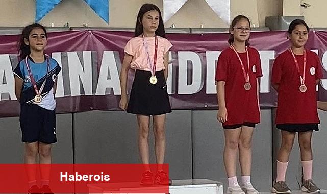 Bayraklılı sporculardan 'Badminton' başarısı