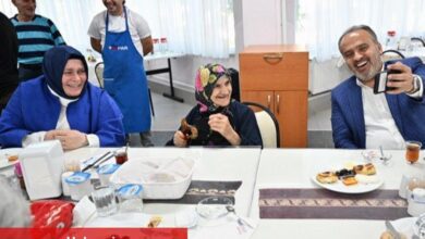 Bursa'da huzurevinde bayram neşesi - Haberois Bursa'da huzurevinde bayram neşesi