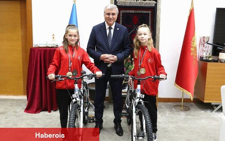 Sakaryalı Balkan şampiyonlarına bisiklet hediyesi - Haberois Sakaryalı Balkan şampiyonlarına bisiklet hediyesi
