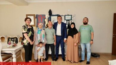 Savran ailesinden çat kapı bayram kutlaması - Haberois Savran ailesinden çat kapı bayram kutlaması