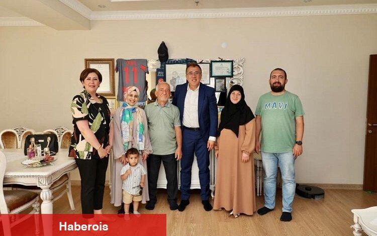 Savran ailesinden çat kapı bayram kutlaması - Haberois Savran ailesinden çat kapı bayram kutlaması