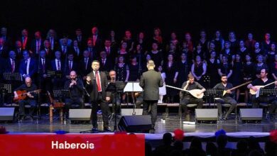 Türküler, depremde yaşamını yitirenler anısına seslendirildi - Haberois Türküler, depremde yaşamını yitirenler anısına seslendirildi