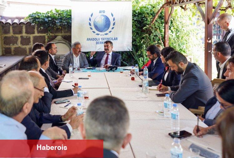 Bakan Tekin 'Anadolu' yayıncılarıyla buluştu