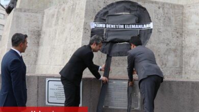 Bakanlık müfettişlerinden siyah çelenk! - Haberois Bakanlık müfettişlerinden siyah çelenk!
