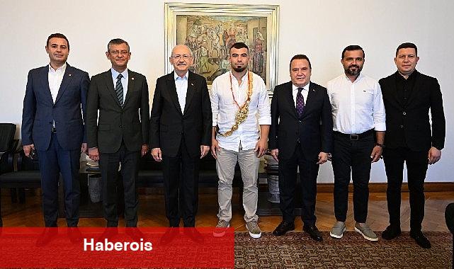 Başkan Böcek ve Başpehlivan Zeybek'ten CHP Genel Başkanı Kılıçdaroğlu'na ziyaret