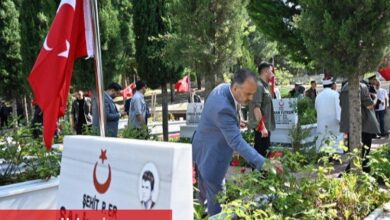 Bursa şehitliğinde duygusal anma