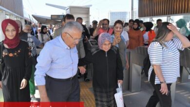 Memduh Büyükkılıç'tan tramvayla şehir turu - Haberois Memduh Büyükkılıç'tan tramvayla şehir turu