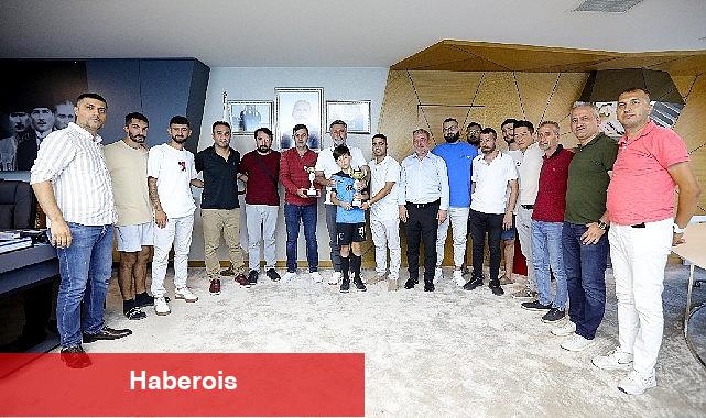 Şampiyonluk kupasını Başkan Sandal'a getirdiler - Haberois Şampiyonluk kupasını Başkan Sandal'a getirdiler