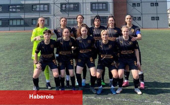 Bayan futbolculardan hakeme saldırı!