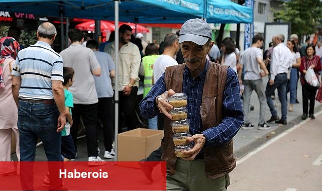 Büyükşehir'den Cumhuriyet Bulvarında aşure ikramı - Haberois Büyükşehir'den Cumhuriyet Bulvarında aşure ikramı