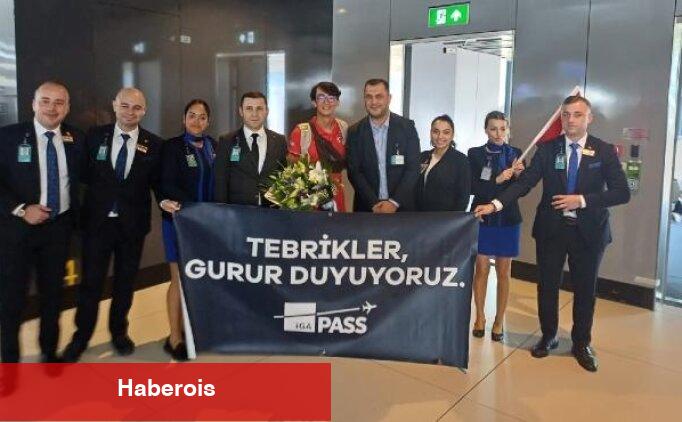 Dünya şampiyonu Mete Gazoz, çiçeklerle karşılandı - Haberois Dünya şampiyonu Mete Gazoz, çiçeklerle karşılandı
