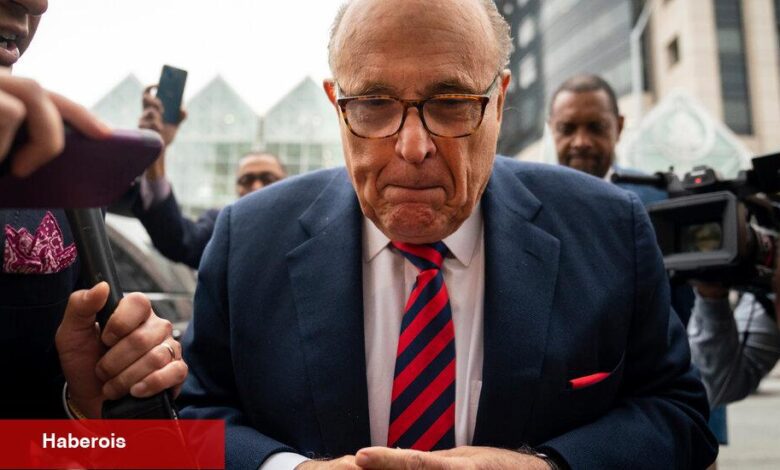 Giuliani defalarca Trump'tan mali can simidi istedi