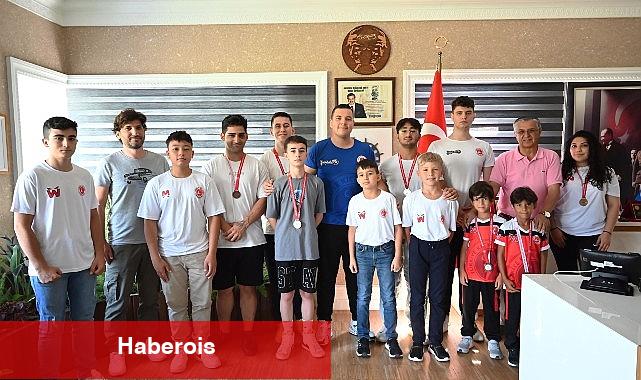 Kemer Belediyesi Kick Boks takımından Başkan Topaloğlu'na ziyaret - Haberois Kemer Belediyesi Kick Boks takımından Başkan Topaloğlu'na ziyaret