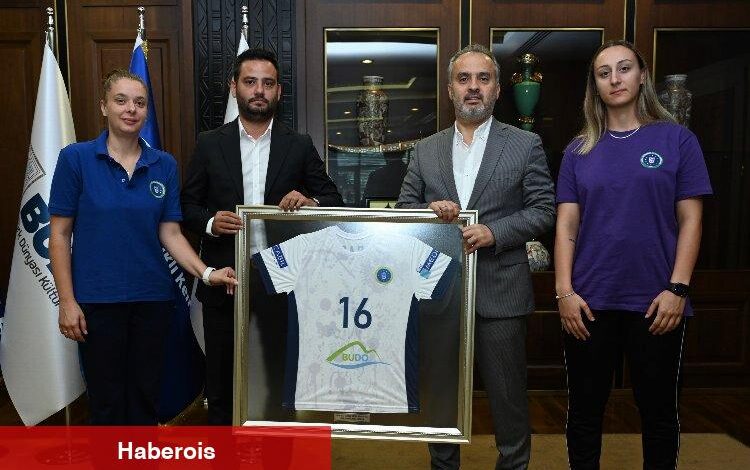 Poyrazın Kızları'ndan sezon öncesi Başkan Aktaş'a nezaket - Haberois Poyrazın Kızları'ndan sezon öncesi Başkan Aktaş'a nezaket