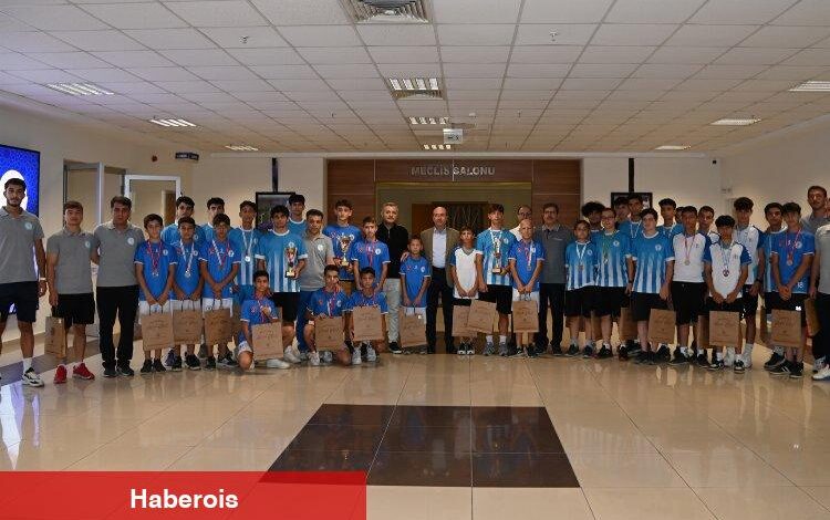Selçuklulu şampiyon hokeycilerden Başkan Pekyatırmacı'ya ziyaret - Haberois Selçuklulu şampiyon hokeycilerden Başkan Pekyatırmacı'ya ziyaret