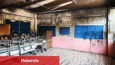 Yangında hasar gören sınıfta temizlik çalışması - Haberois Yangında hasar gören sınıfta temizlik çalışması