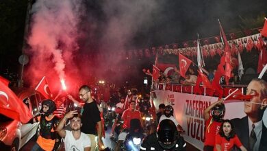 Yenişehir Belediyesi zaferin coşkusunu sokaklara taşıdı - Haberois Yenişehir Belediyesi zaferin coşkusunu sokaklara taşıdı