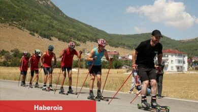 Bitlis'te tekerlekli kayakçılar köy yolunda idman yaparak müsabakalara hazırlanıyor