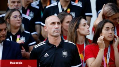 Dünya Kupası'nda Rızasız Öpücük Konusunda İspanyol Futbol Şefi Üzerindeki Baskı Artıyor - Haberois Dünya Kupası'nda Rızasız Öpücük Konusunda İspanyol Futbol Şefi Üzerindeki Baskı Artıyor