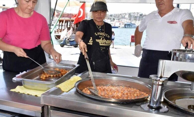 Yonca Evcimik'ten ailesi için manalı hareket! Anne babasının hayrına lokma dağıttı. - Haberois Yonca Evcimik'ten ailesi için manalı hareket! Anne babasının hayrına lokma dağıttı.