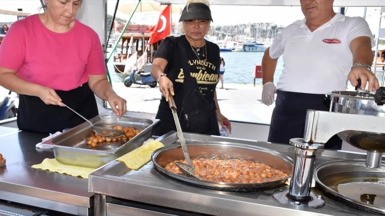 Yonca Evcimik'ten ailesi için manalı hareket! Anne babasının hayrına lokma dağıttı.