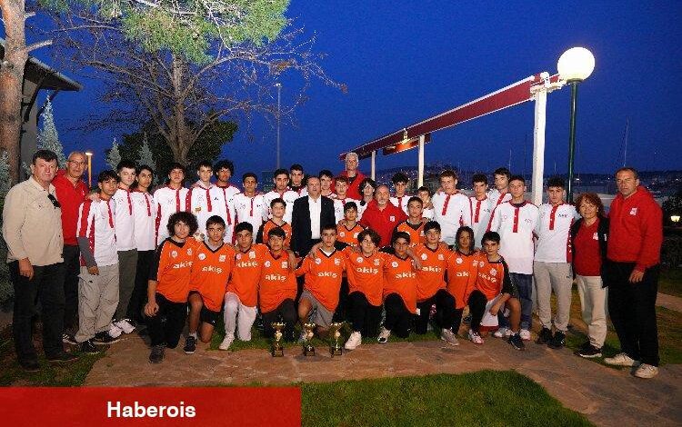 Ayvalıkgücü dev adamlarıyla zaferlerini kutladı - Haberois Ayvalıkgücü dev adamlarıyla zaferlerini kutladı