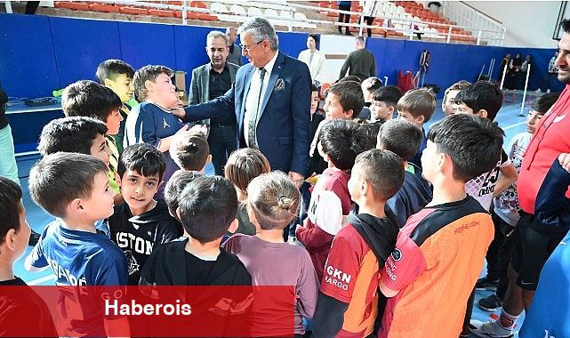 Başkan Topaloğlu, Spor Salonu'nda öğrencileri ziyaret etti - Haberois Başkan Topaloğlu, Spor Salonu'nda öğrencileri ziyaret etti