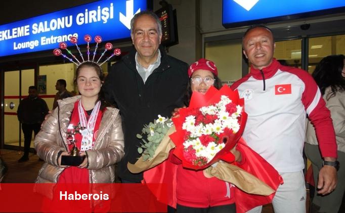 Dünya şampiyonu Nilsu ve Selin Naz'a Adana'da coşkulu karşılama