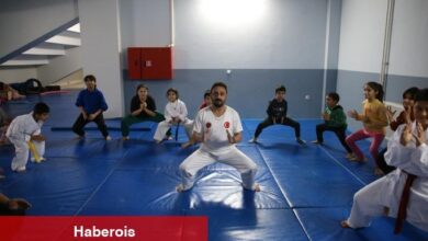 Konteyner kentte çalışan antrenör, çocuklara karate öğretiyor