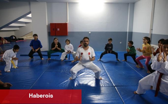 Konteyner kentte çalışan antrenör, çocuklara karate öğretiyor - Haberois Konteyner kentte çalışan antrenör, çocuklara karate öğretiyor