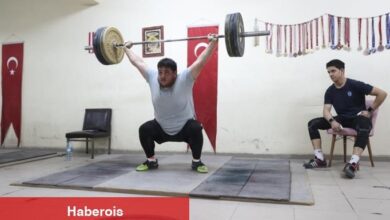 Okulun deposundaki spor salonunda haltere başlayan öğrenciler, Türkiye şampiyonu oldu